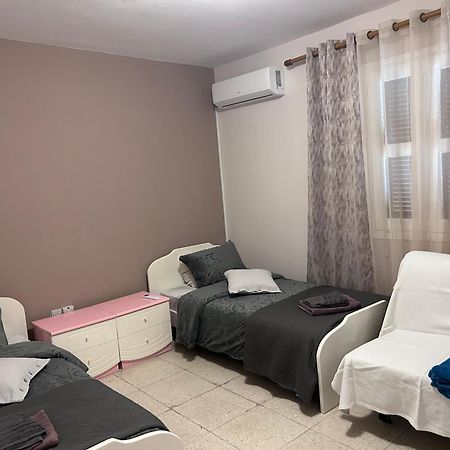 Ptolemaidos Cosy Family Apartment Larnaca Bagian luar foto