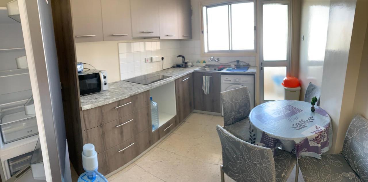 Ptolemaidos Cosy Family Apartment Larnaca Bagian luar foto