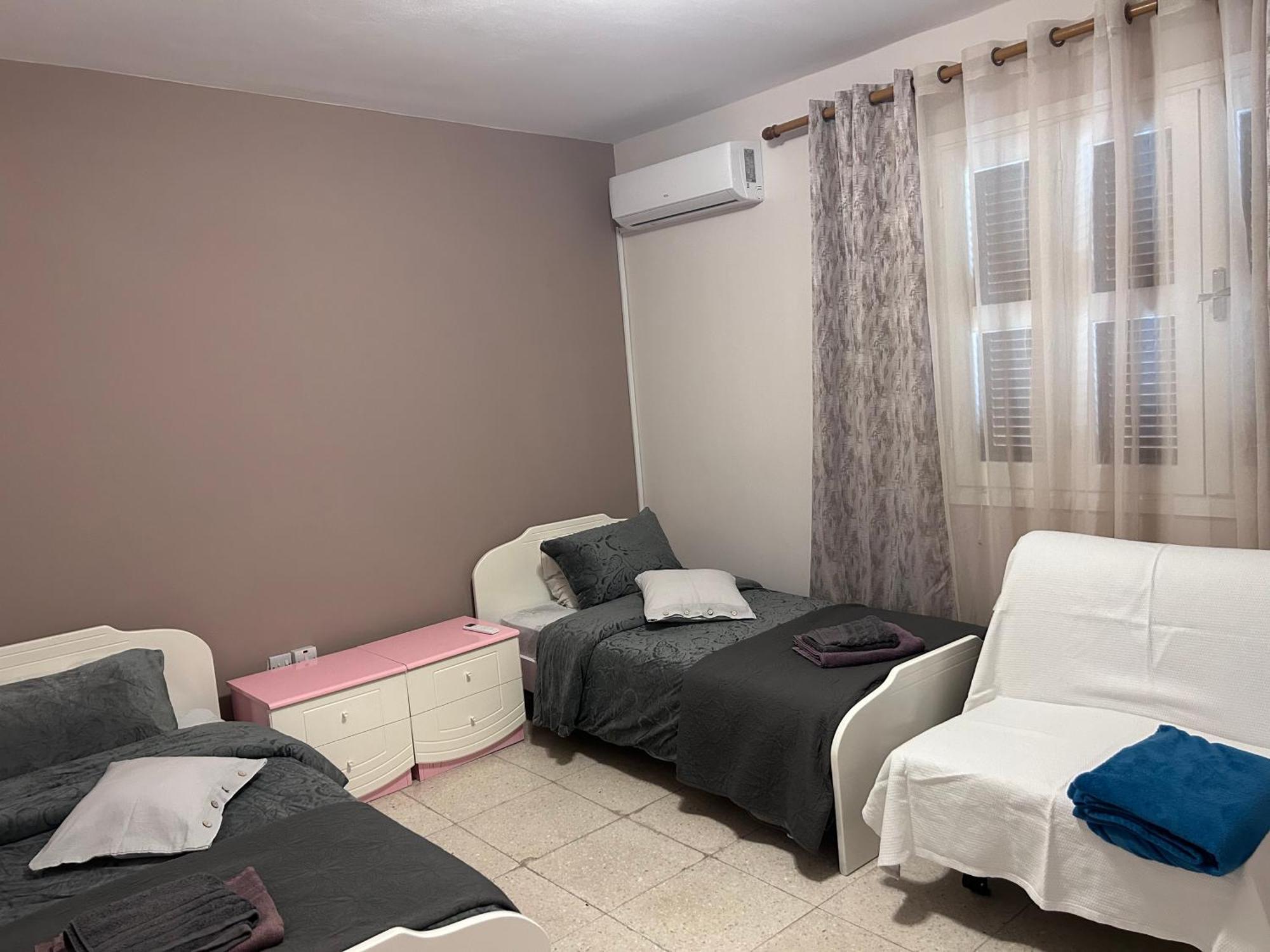 Ptolemaidos Cosy Family Apartment Larnaca Bagian luar foto